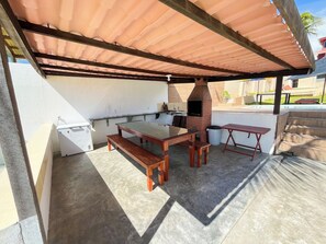 Outdoor dining - House with 5 bedrooms, 4 suites, to accommodate your entire family. (Natal)