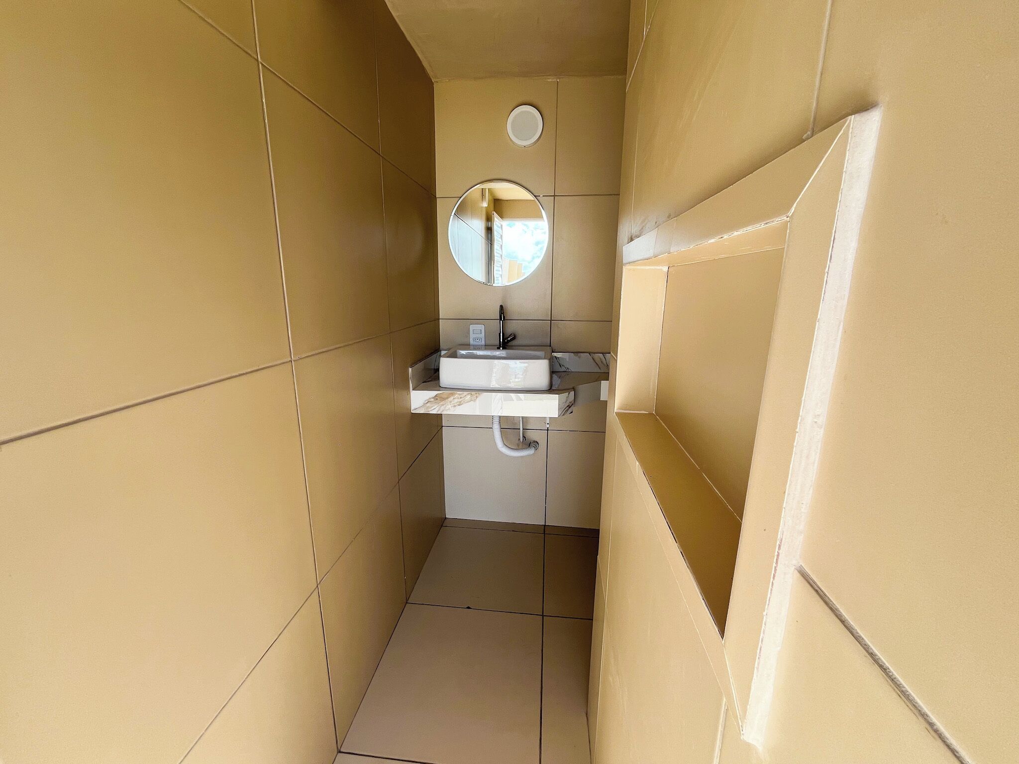 Une petite salle de bain avec un lavabo et un miroir.