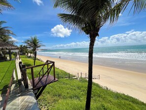 On the beach - House with 5 bedrooms, 4 suites, to accommodate your entire family. (Natal)