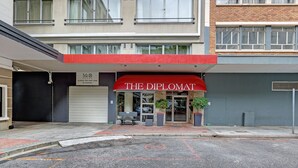 Ein Gebäude mit einer roten Markise, auf der "THE DIPLOMAT" steht.