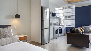 Ein modernes Schlafzimmer mit Bett, Nachttisch und einer Pendelleuchte.