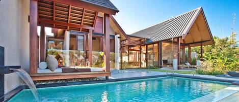 Una piscina al aire libre