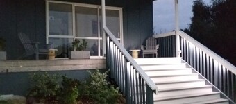 Cute & modern chalet, 500m to sandy beaches, close to vineyards with seaview