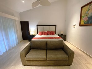 5 Schlafzimmer, Zimmersafe, Schreibtisch, Bügeleisen/Bügelbrett