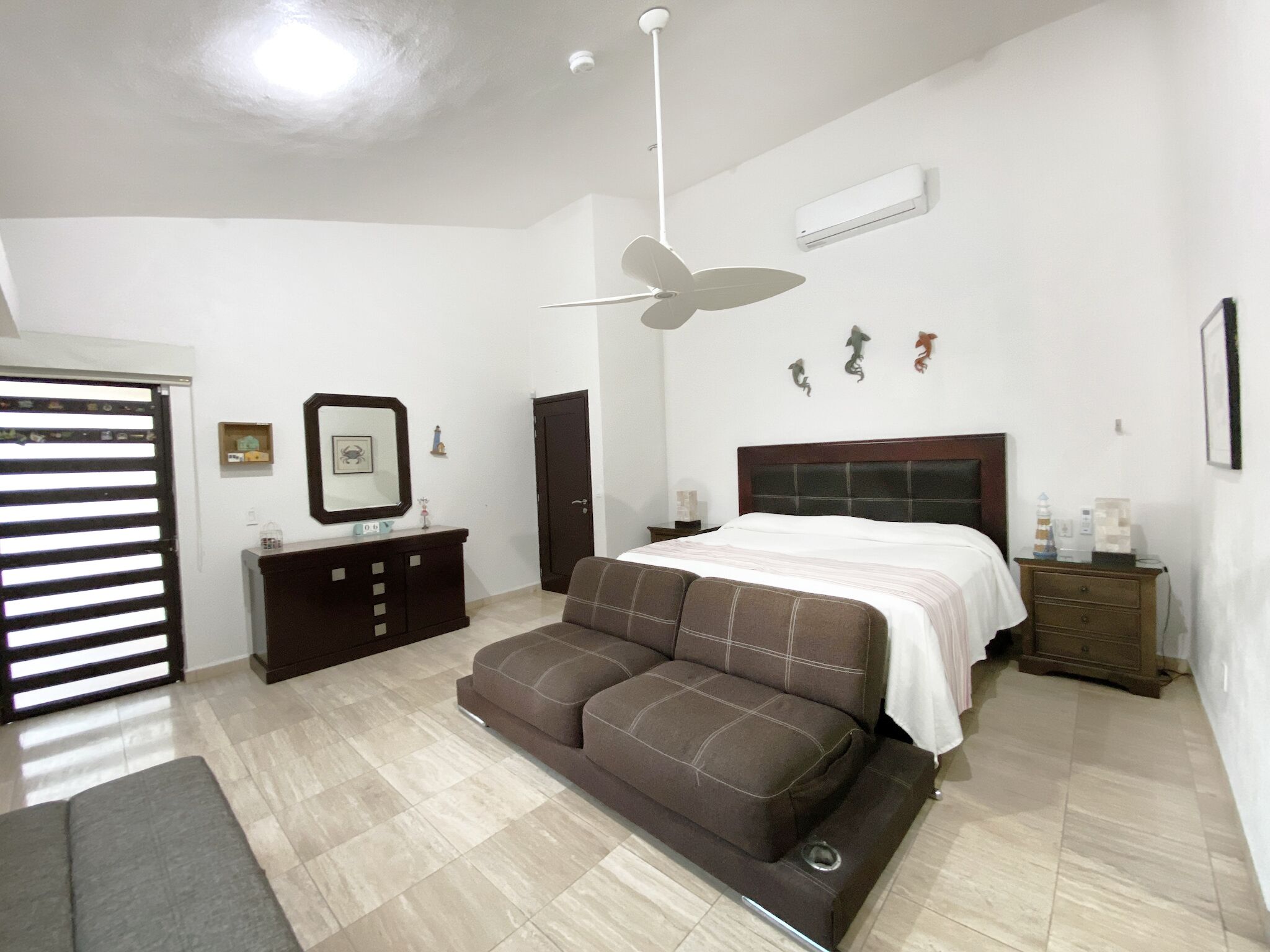 5 habitaciones, caja de seguridad en la habitación y escritorio 