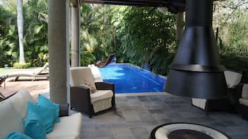 Una piscina al aire libre, una piscina climatizada