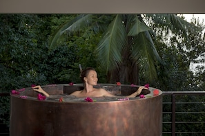Outdoor spa tub