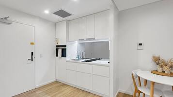 Refrigerador, microondas, horno, placa de cocina