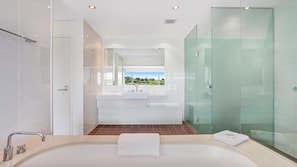 Shower, hair dryer, towels - Overlooking the golf course and conveniently located to the resort poo (MAGENTA)