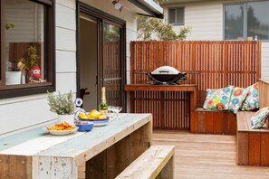 Outdoor dining - BEACHWOOD CLASSIC- Enjoy the island like a local (Smiths Beach)