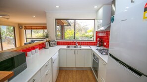 Fridge, microwave, oven, stovetop - CINDY'S VIEW : Bright (Bright)