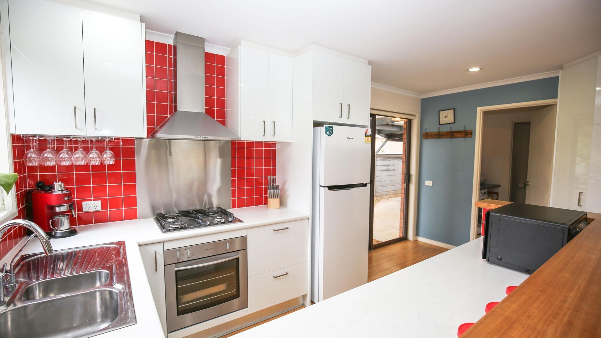 冷蔵庫、電子レンジ、オーブン、コンロ