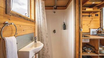 Shower, towels, shampoo