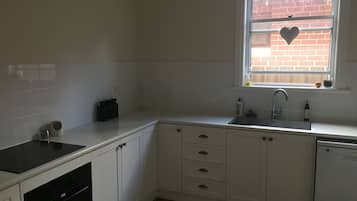 Frigorífico, microondas, horno y placa de cocina