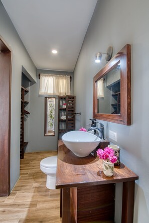 Douche, articles de toilette (gratuits), serviettes fournies