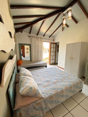 A bedroom with a bed, a wardrobe, and a window with curtains. - offers for low season (Búzios)