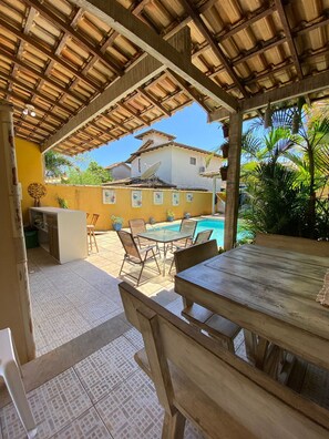 تناول الطعام بالخارج