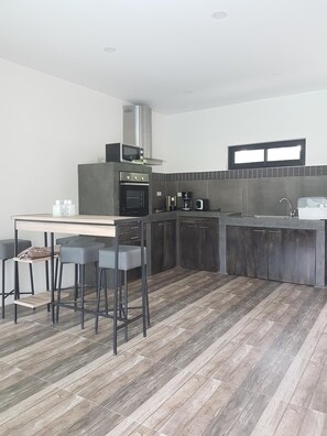 Mikrowelle, Herdplatte, Wasserkocher mit Kaffee-/Teezubehör, Toaster