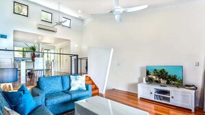LCD TV, DVD player, stereo - Panorama 2, Hamilton Island (Hamilton Island)