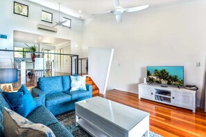 LCD TV, DVD player, stereo - Panorama 2, Hamilton Island (Hamilton Island)