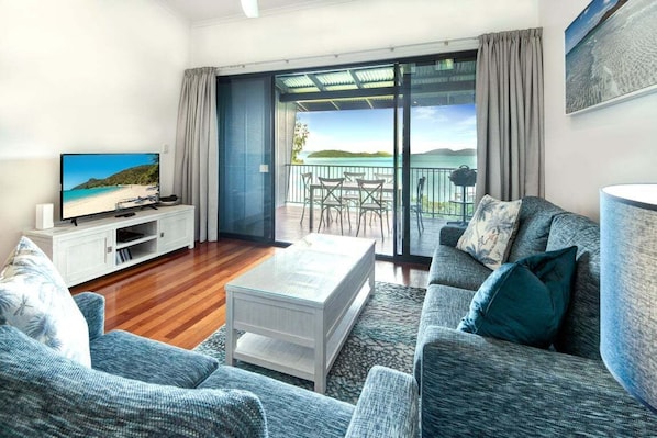 LCD TV, DVD player, stereo - Panorama 2, Hamilton Island (Hamilton Island)