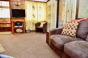 Een televisie, een dvd-speler en boeken