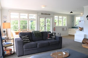 Fernseher, Kamin, Bücher