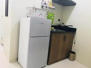 Réfrigérateur, batterie de cuisine, vaisselle et ustensiles