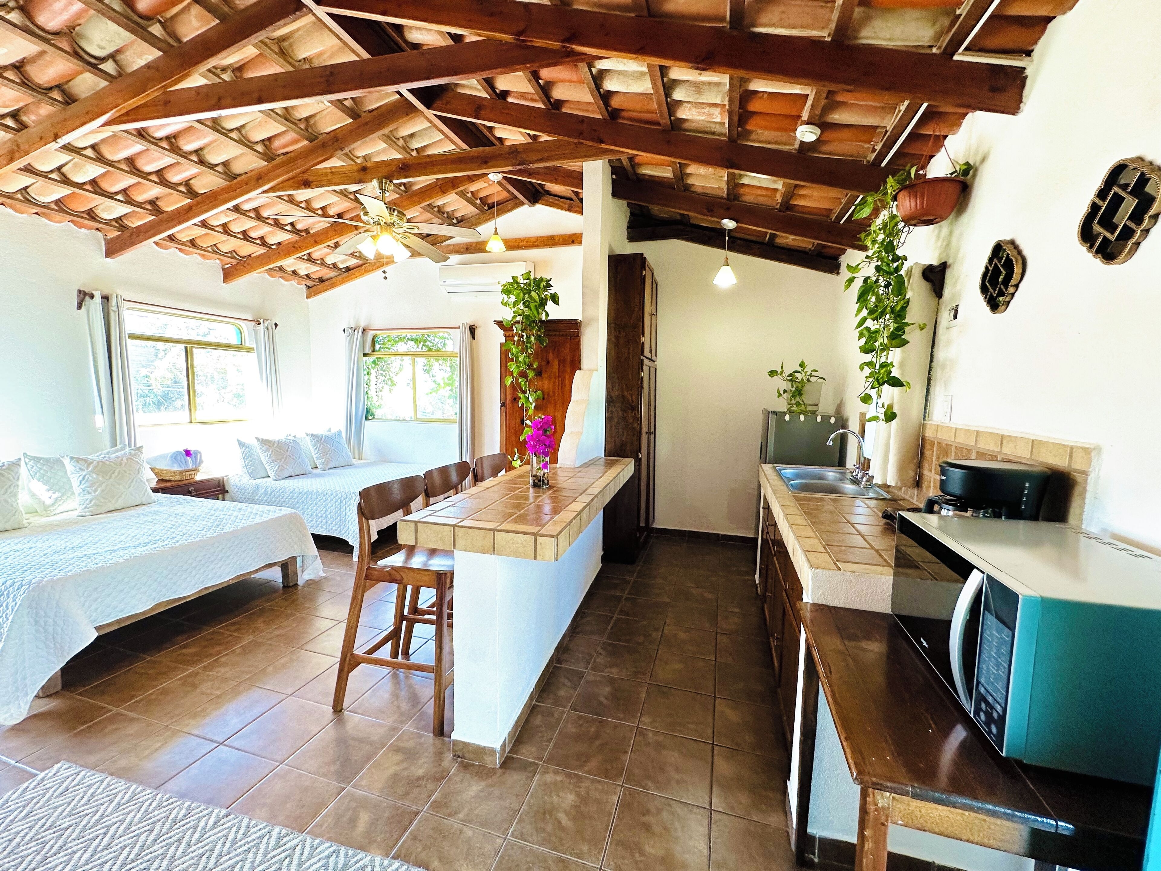 Réfrigérateur, micro-ondes, plaque de cuisson, cafetière/bouilloire