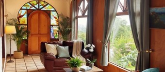 Rainbow House er et stort første sal hjem beliggende i hjertet af Monteverde.