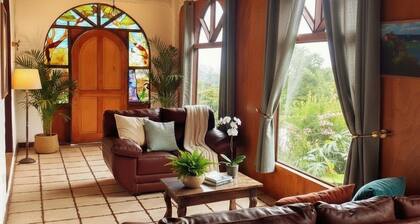 Rainbow House est une grande maison au premier Ă©tage nichĂ©e au cĆur de Monteverde.