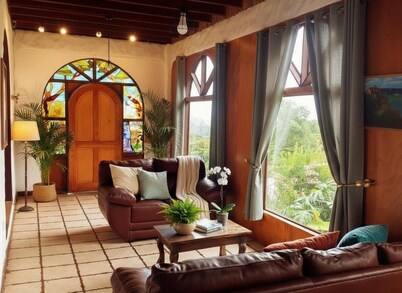 2 Story, 6-bedroom home with beautiful views! 1 mile from Cloud Forest Park