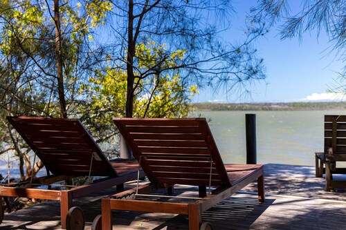 2 Bedroom Lakehouse - Absolute Lakefront Retreat minutes from Noosa -