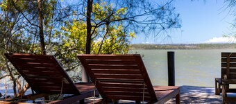 2 Bedroom Lakehouse - Absolute Lakefront Retreat minutes from Noosa -