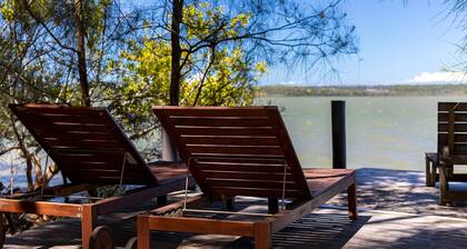2 Bedroom Lakehouse - Absolute Lakefront Retreat minutes from Noosa -