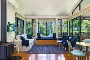 Smart TV, fireplace - Noosa Lakehouse 2 bedroom - Noosa's favourite lake retreat (Sunshine Coast)