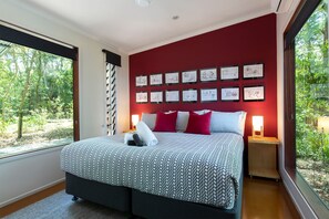 2 bedrooms, free WiFi, bed sheets - 2 Bedroom Lakehouse - Absolute Lakefront Retreat minutes from Noosa - (Sunshine Coast)