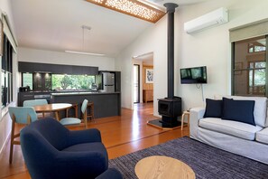 Smart TV, fireplace