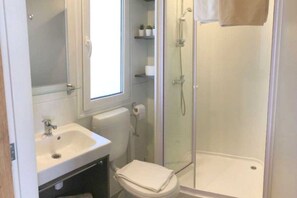 Douche, séchoir à cheveux, serviettes fournies, papier de toilette