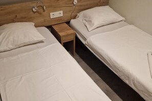 2 室のベッドルーム、セーフティボックス (室内)、デスク、WiFi