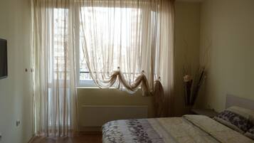 1 slaapkamer, een strijkplank/strijkijzer, internet, beddengoed