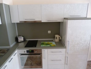 Refrigerador, horno, parrilla de estufa y cafetera y tetera