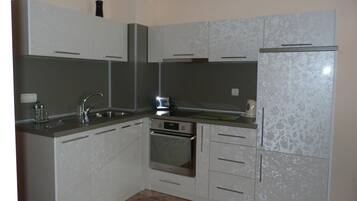 Kühlschrank, Ofen, Herdplatte, Wasserkocher mit Kaffee-/Teezubehör