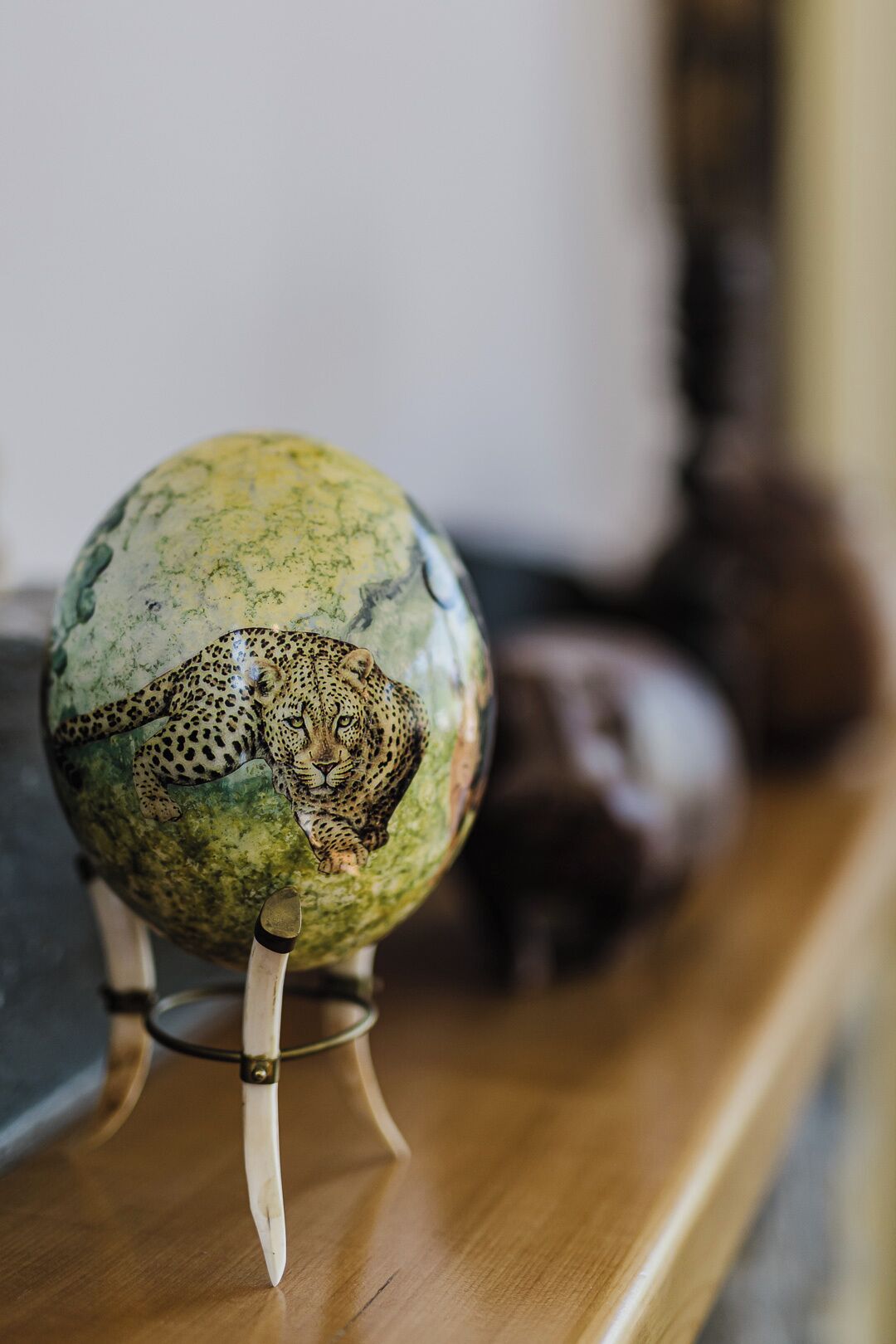 Un globe décoré de motifs léopard, posé sur un support.