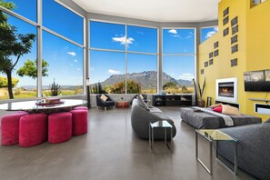 Smart TV, fireplace, books, stereo