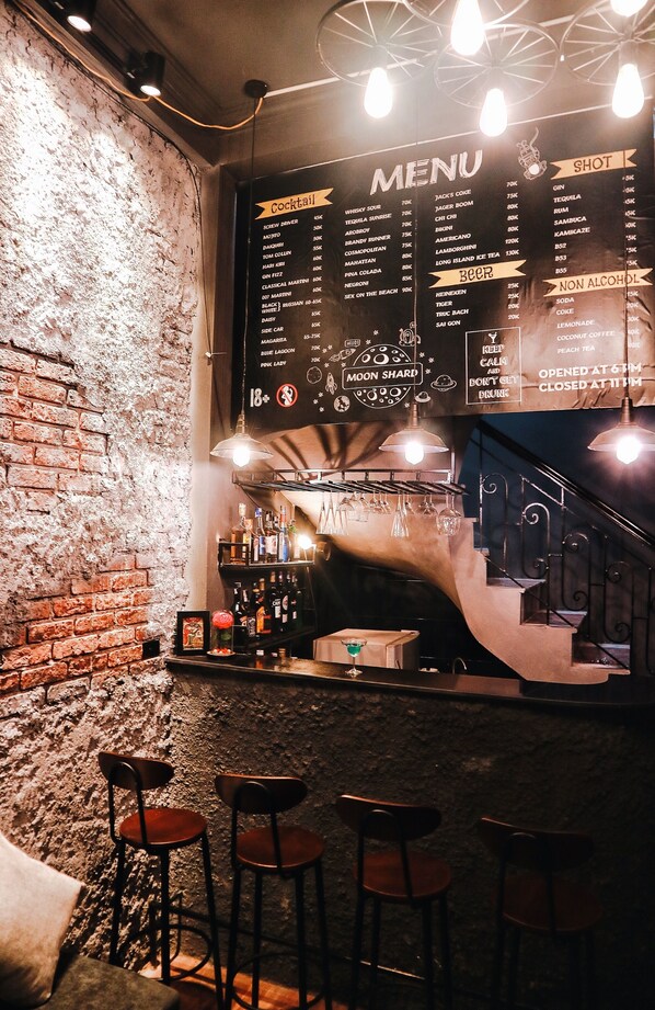 Bar (on property) - Old quarter -Balcony alot of Sunshine & Cozy House (Hanoi)