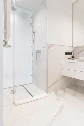 Bruser, hårtørrer, bidet, håndklæder