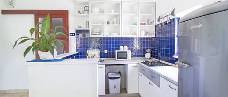 Microwave, oven, dishwasher, cookware/dishes/utensils