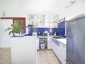 Mikrowelle, Ofen, Geschirrspüler, Kochgeschirr/Geschirr/Besteck