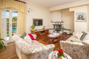 Fernseher, Kamin, DVD-Player, Tischtennisplatte